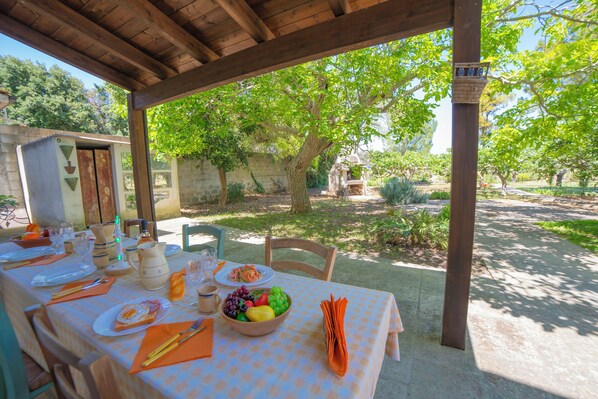 Outdoor dining - Masseria Le Palmentelle Pool And Garden (San Donato di Lecce)