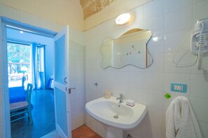 Standard-Villa, Mehrere Schlafzimmer, 2 Bäder (Masseria Le Palmentelle Pool And) | Badezimmer | Dusche, Haartrockner, Bidet, Handtücher