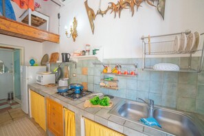 Villa estándar, varias habitaciones, 2 baños (Masseria Le Palmentelle Pool And) | Cocina privada | Refrigerador, horno, parrilla de estufa y cafetera y tetera 