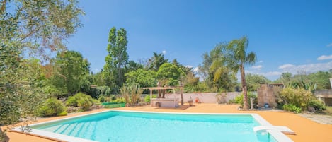 季节性开放的室外游泳池