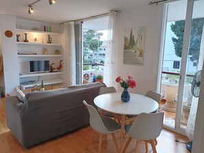 Living area - Modern 1 bedroom apartment 50 metres from main beach in Puerto Pollensa (Pollença)