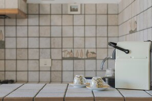 Full-size fridge, microwave, oven, stovetop