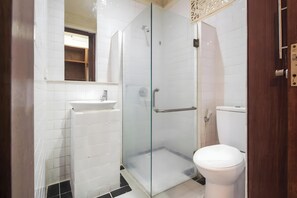 Quarto casal luxo | Banheiro | Chuveiro, toalhas de banho