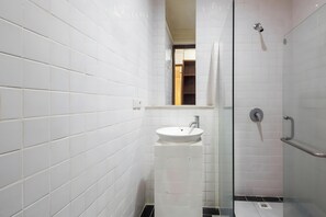 Deluxe Double Room | Bathroom | Shower, towels - Capital O 93809 Wida Hotel (Legian)