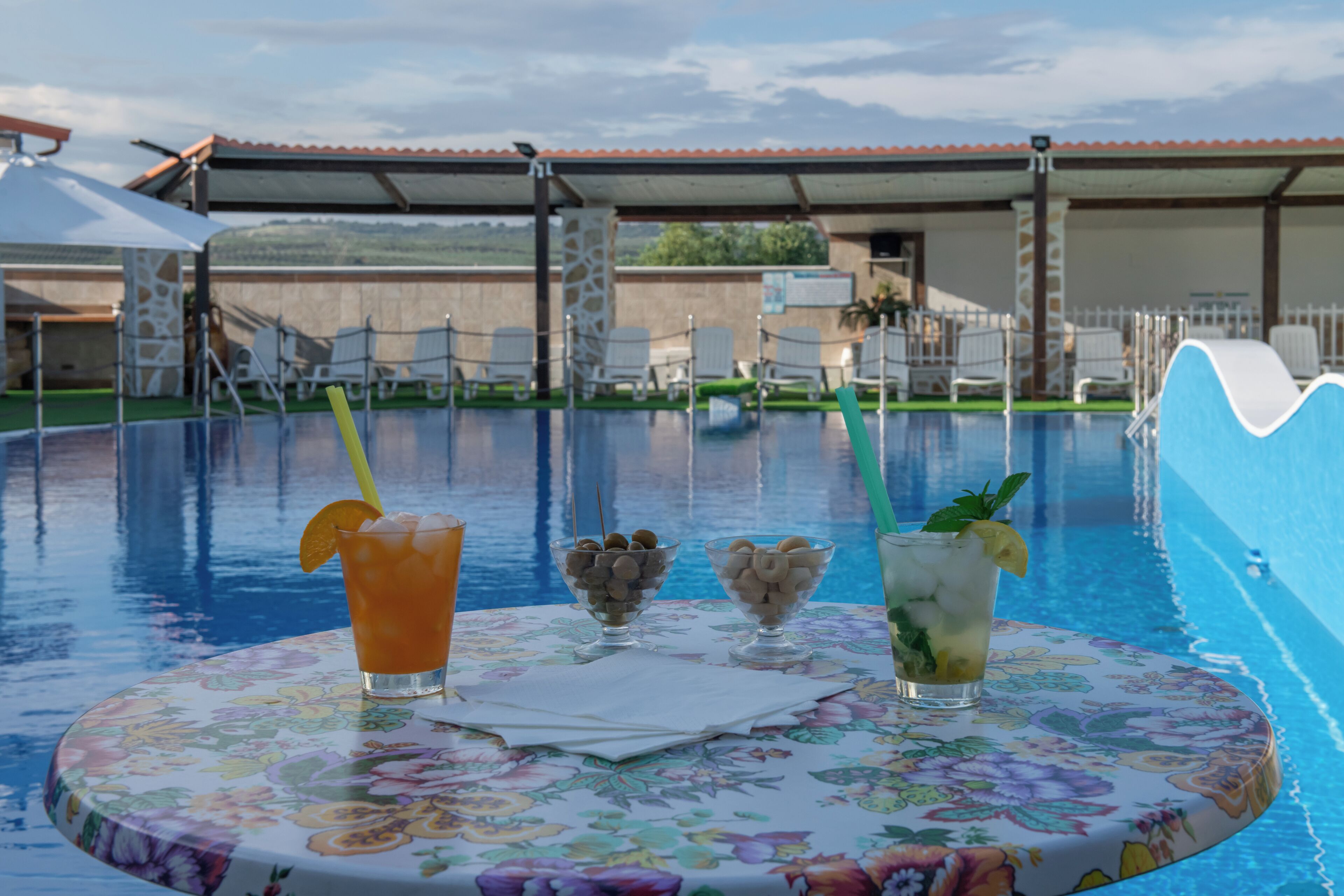 Innenpool, Außenpool (je nach Saison geöffnet), Sonnenschirme