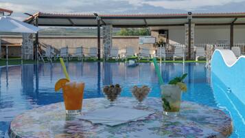 Indendørs pool, sæsonbestemt udendørs pool, parasoller, liggestole