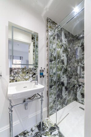 Free toiletries, hair dryer, towels - Modern & Stylish House in Deptford (London)