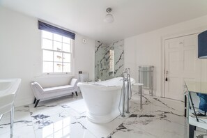 Articles de toilette gratuits, sèche-cheveux, serviettes fournies