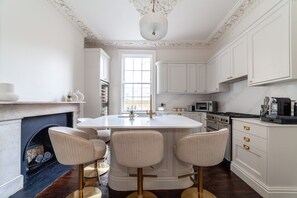 Grand réfrigérateur, micro-ondes, four, plaque de cuisson