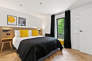 1 bedroom, iron/ironing board, WiFi, bed sheets - Luxury village cottage; outdoor tub; country views (Houston, Johnstone)
