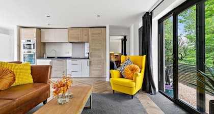 Luxury village cottage; outdoor tub; country views