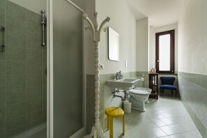 Douche, sèche-cheveux, bidet, serviettes fournies
