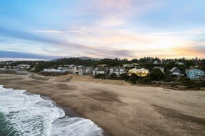 On the beach - Oceanfront, 8 Bedrooms! - Azul Jewel (Depoe Bay)