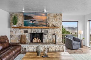 TV, DVD player, table football, stereo - Oceanfront, 8 Bedrooms! - Azul Jewel (Depoe Bay)