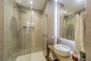 Shower, hair dryer, bidet, towels - Stylish apartment in the old town of Marbella (Marbella)