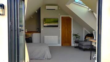 1 bedroom, desk, iron/ironing board, WiFi