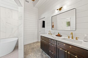 Een douche, een haardroger, handdoeken