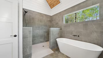 Dusche, Haartrockner, Handtücher, Shampoo