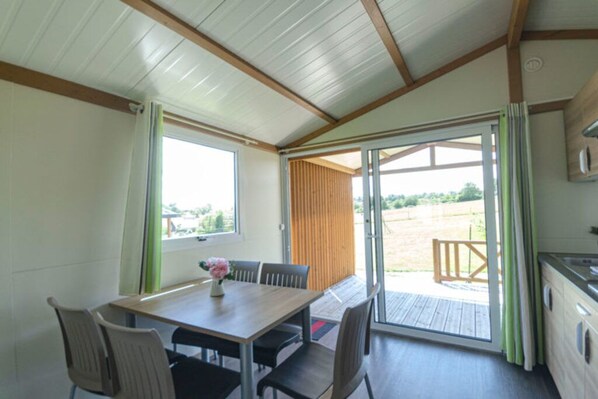 Dining - Chalet Morea de 5 Personnes, Confortable et Tout Équipé ! (Ouffières)