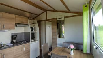 KĂŒhlschrank, Mikrowelle, Herdplatte, Wasserkocher mit Kaffee-/Teezubehör