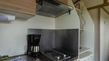 KĂŒhlschrank, Mikrowelle, Herdplatte, Wasserkocher mit Kaffee-/Teezubehör