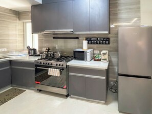 Kühlschrank, Mikrowelle, Ofen, Herdplatte