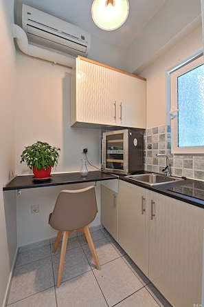 Habitación básica | Cocina privada | Frigobar y microondas 