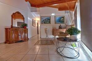 38-吋電視、有線頻道、平板電腦、Netflix