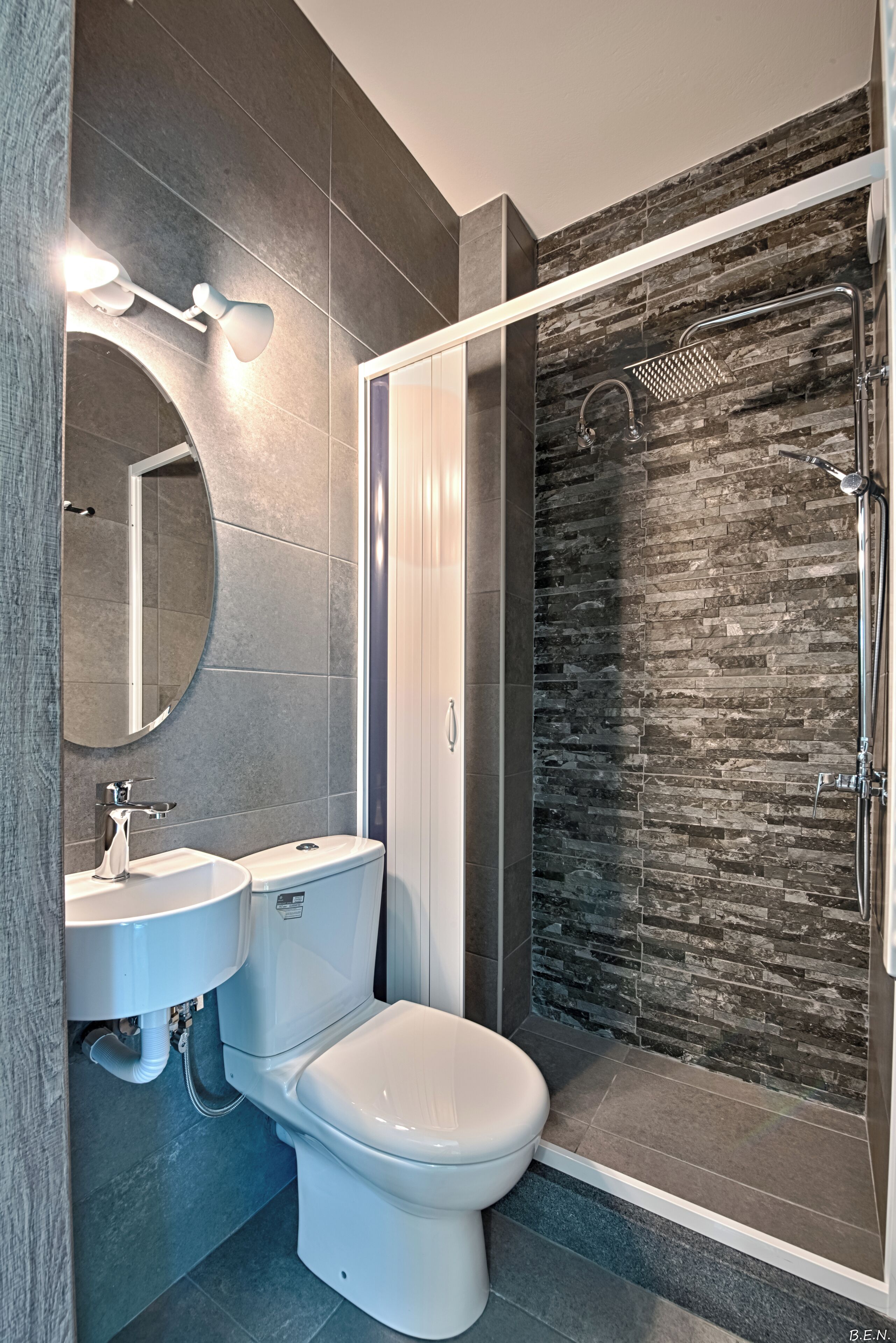 Dusj, hårføner, tøfler og håndklær