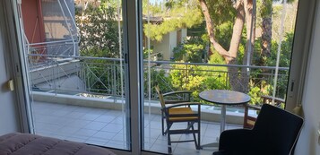 케이블 채널 시청이 가능한 38인치 TV, 태블릿, 넷플릭스