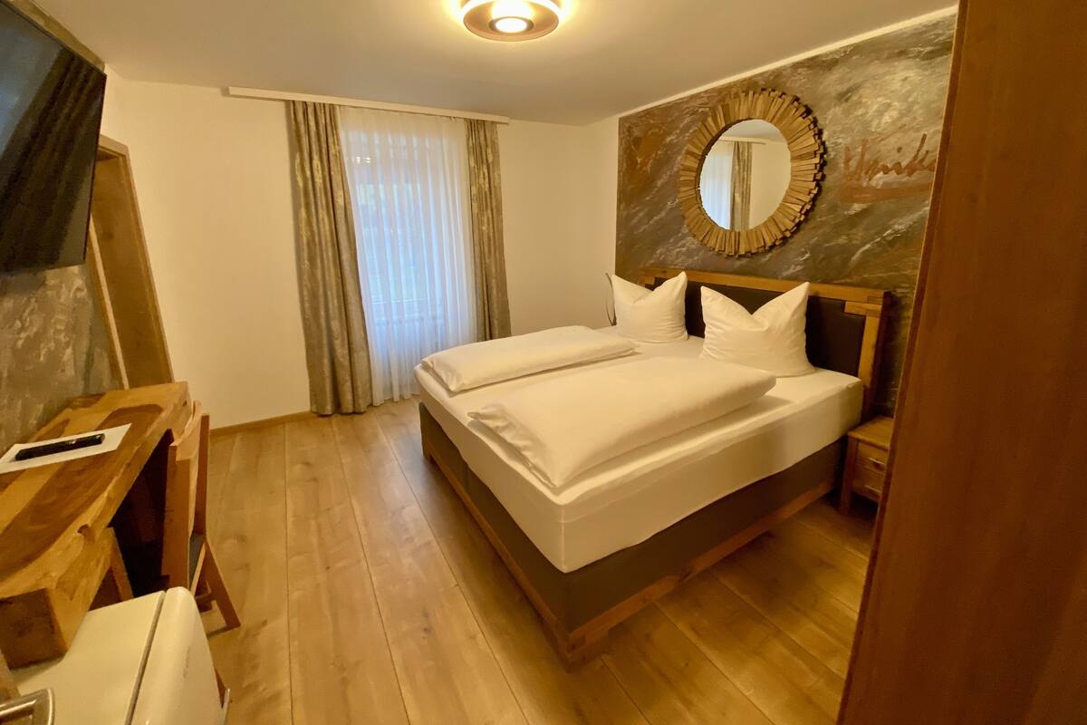 Deluxe Double Room, 1 King Bed | Desk, laptop workspace, WiFi (free), individually decorated