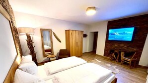 Desk, laptop workspace, WiFi (free), individually decorated - Hotel Restaurant Unikat (Zeltingen-Rachtig)