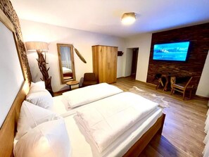 Decoración personalizada, escritorio y espacio para trabajar con laptop 