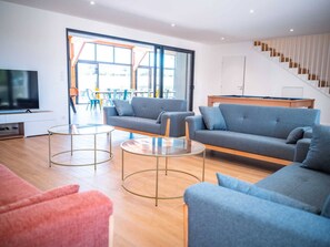 TV, peis, bordtennis og bøker