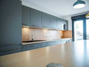 Kühlschrank, Mikrowelle, Ofen, Herdplatte
