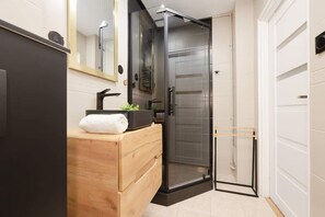 Shower, hair dryer, shampoo - Functional Apartment for 4 Persons | Close to the Museum | WiFi (Warszawa)