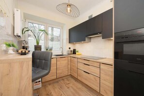 Fridge, microwave, oven, stovetop - Wolność 2 | Functional Apartment | WiFi (Warszawa)