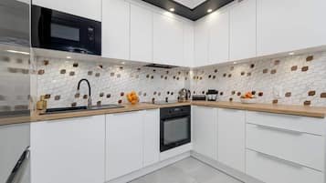 Køleskab, mikrobølgeovn, ovn, kogeplade