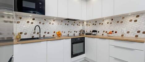 Réfrigérateur, micro-ondes, four, plaque de cuisson