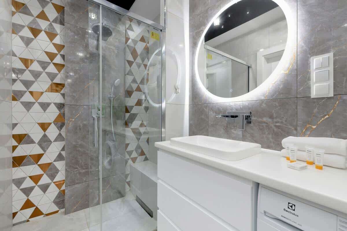Shower, hair dryer, shampoo