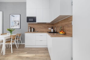 Réfrigérateur, four à micro-ondes, surface de cuisson, lave-vaisselle