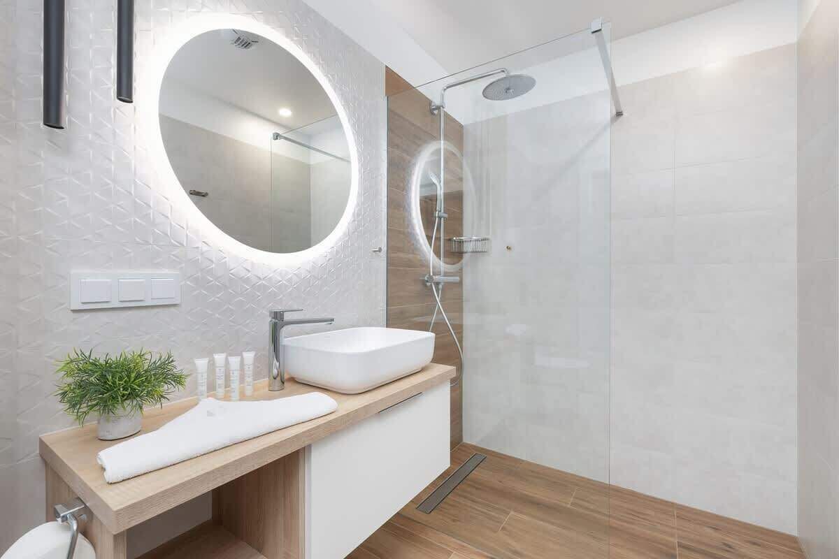 Shower, hair dryer, towels, shampoo
