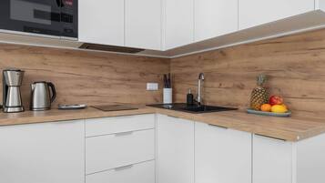 Fridge, microwave, stovetop, dishwasher