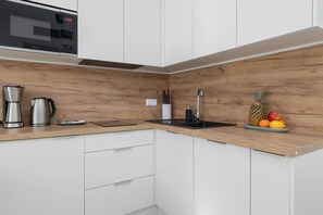 Fridge, microwave, stovetop, dishwasher