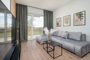 TV - Stylish Apartment with Balcony | Private Parking (Lódz)
