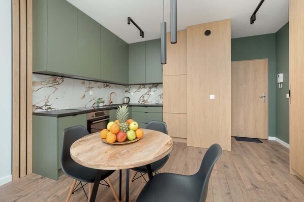 Dining - Stylish Apartment with Balcony | Private Parking (Lódz)