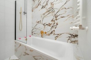 Shower, hair dryer, soap, shampoo - Wieniawskiego 5 | Elegant Apartment | Parking (Lódz)