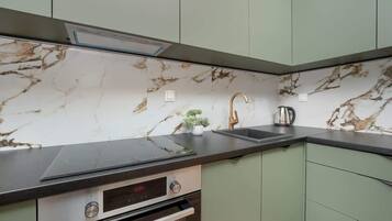 Fridge, oven, stovetop, dishwasher