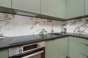 Fridge, oven, stovetop, dishwasher - Stylish Apartment with Balcony | Private Parking (Lódz)