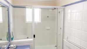 Shower, free toiletries, hair dryer - La Riviera One Coastal Life Style Two Bedroom (South Mission Beach)